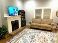 Bison Hall 7, no cleaning fee, near court square - Homestays