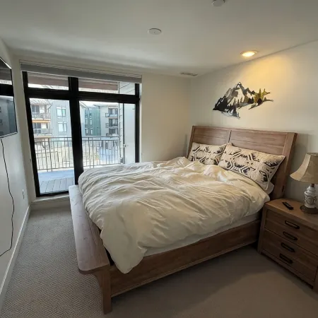 Timber Fox modern 1-bedroom condo in downtown Winter Park with WiFi, AC, hot tub