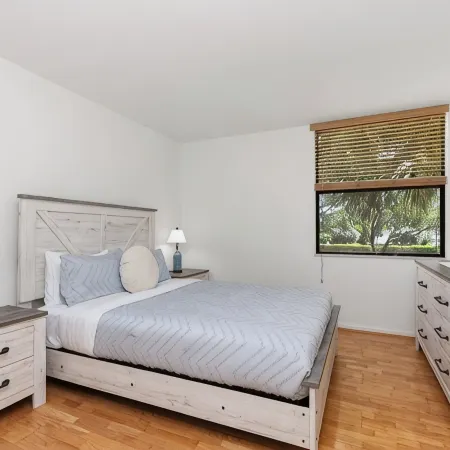 2-bedroom modern apt w/ king bed & pool, 10 min. to the beach!