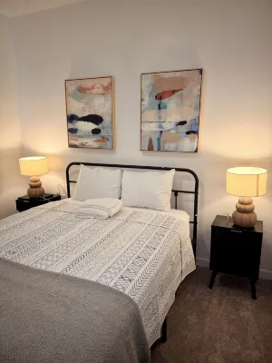 Newly built, stylish 3BR/2BA home in a quiet Bakersfield neighborhood. - บูติค