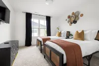 Modern Upscale 4-bedroom condo in Raleigh! - Bungalows