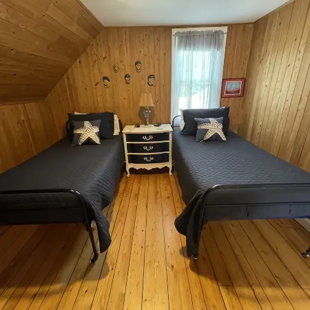 6 houses away from quiet beach! Minutes from the heart of Onset & Cape Cod Canal
