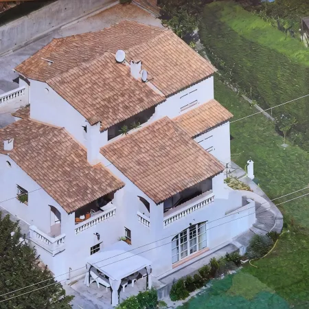 30 sq.m studio at garden level. Quiet villa in a green setting with terrace