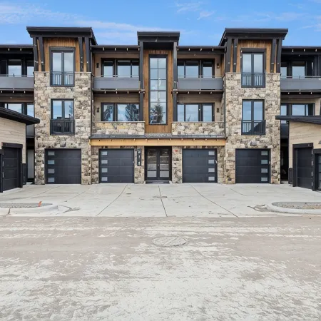 Near GLACIER/ Big MTN SKiing  & DTWN Whitefish! 3Bed/3Bath &HOT TUB w/VIEWS!