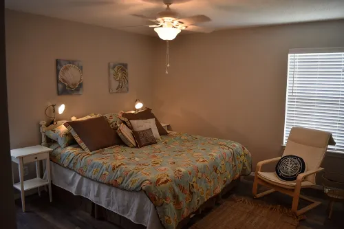 Come enjoy some laid-back beach vibes. Walk to the beach, shops, restaurants. - Wifi