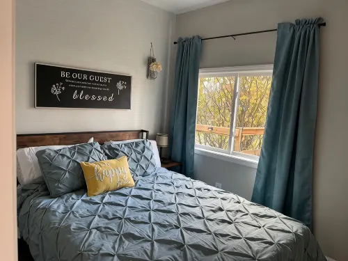 Siri's Pride & Joy Cute 2 bed/2 bath bungalow nestled on a private corner lot - Homestays