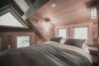 The Lodge @ SkyCamp: Cozy cabin with hot tub 15min from Stevens Pass - シャレー