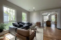 Charming Historic Home with Modern Comforts ~Near Drake and Downtown!! - Bungalows