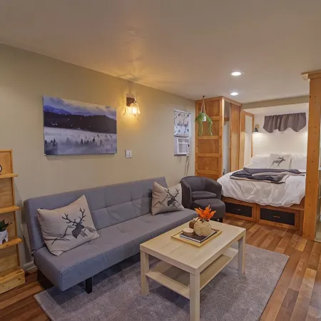 Cascade Getaway - Heart of Cle Elum - Full Kitchen, Private Patio & Pet Friendly