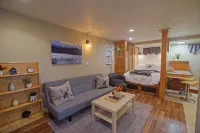 Cascade Getaway - Heart of Cle Elum - Full Kitchen, Private Patio & Pet Friendly