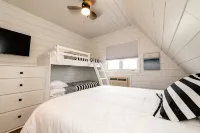 Gorgeous Lake Michigan Views: Completely Remodeled and Steps from the Beach! - 무료 와이파이