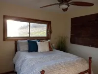 Mee Mee's Cabin Retreat- River, nature, small town, Hot Tub - balcony