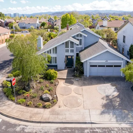 New! Modern & Sleek 4BR home w/high ceilings