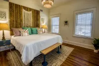 Washington House: Steps to Dwtn; Backyard oasis with fire pit/pool table/games - Boutique
