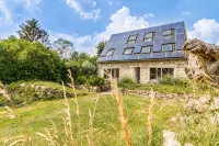 "Brunnenhaus": Stylish vacation home with Mediterranean courtyard and huge garden - Homestays