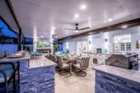 House with Heated Pool and Outdoor kitchen close to Siesta Key Beach!! - 무료 와이파이