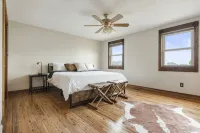 Amazing views, hot tub/outdoor fireplace, countryside, farm with calves & goats. - Boutique