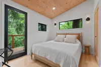 Tree House- Two bedroom plus loft- sustainable living! - Boutique