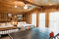 "The Lantern" Woodsy Cabin Experience w/ HotTub - Feriehus