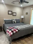 New Cabin on Private Lake with Hot Tub, Gas Grill, Fire Pit & Swings - Hytter