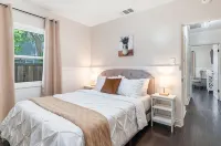 *Family Getaways* Charming Pool Home by Downtown - 3성급