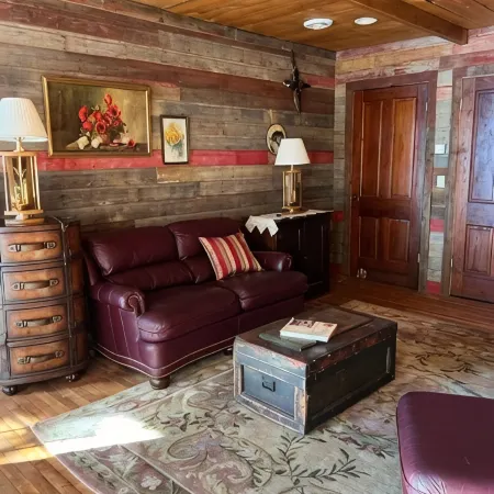 Cozy lake cabin with your own private dock. Secluded lot close to the city!