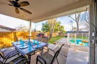 Family Central Oasis w/Pool Heating, Court, Game Room, Putt Putt, and Media Room - 私人泳池
