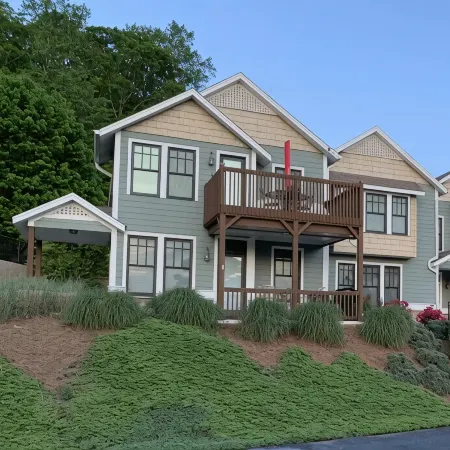 This community is located in the North Georgia mountains and on Lake Chatuge.