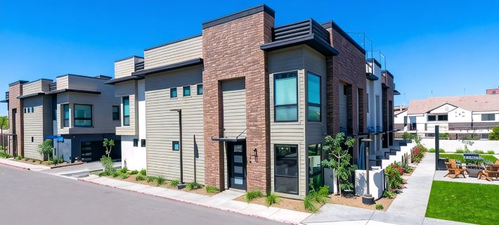 300 steps from Historic District in Gilbert, across from community heated pool. Hotels in Gilbert