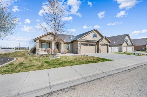 Clean and Comfortable Centrally Located 5br/3Bath home in Meridian, ID. - Homestays