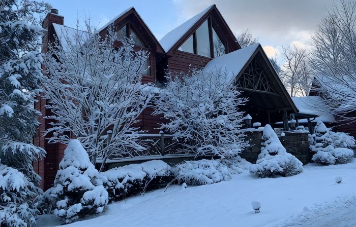 Highlands Luxury Mountain Retreat • Hot Tub • Waterfall • Kid's Zone • Sleeps 12