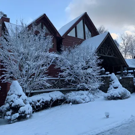 Highlands Luxury Mountain Retreat • Hot Tub • Waterfall • Kid's Zone • Sleeps 12
