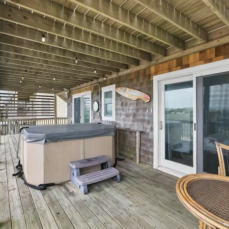 Oceanfront- Hatteras Island/Salvo: 2 Primaries, Hot Tub, Large Open Living Space