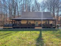 Private pond, fishing, on-site hiking, hot tub and only 15 minutes to Ash Cave! - Boutique