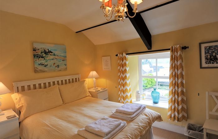 Seaweed Cottage in Fowey overlooking the beach with a garden and a parking space