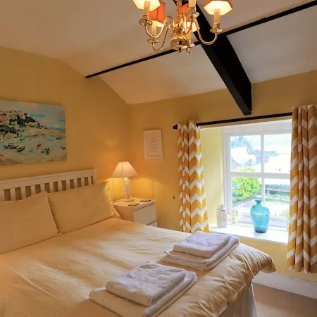 Seaweed Cottage in Fowey overlooking the beach with a garden and a parking space
