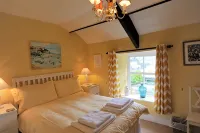Seaweed Cottage in Fowey overlooking the beach with a garden and a parking space - 4-Star