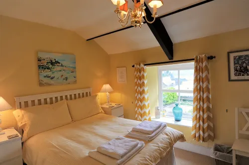 Seaweed Cottage in Fowey overlooking the beach with a garden and a parking space - Boutique
