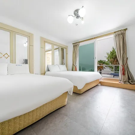 Geoje Island Jangmok Hawaii Pension (Caravan)