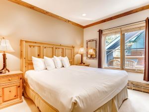 Updated 1Br Premier  at Black Bear Lodge- Kids Ski Free 1 Bedroom Condo by RedAwning