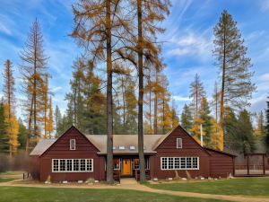 Lake Creek Lodge