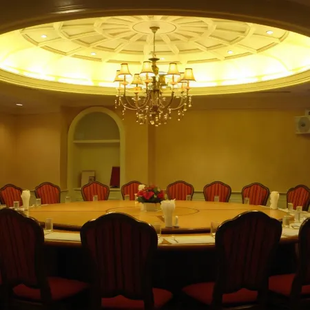 Ebina House Отели рядом с достопримечательностью «Школа Саравиттая»