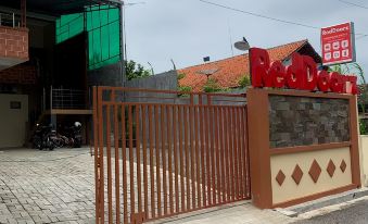 RedDoorz Syariah Near Kawasan Simpang Lima Pati