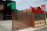 RedDoorz Syariah near Kawasan Simpang Lima Pati Hotel dekat Richie Store and Bautura Cafe