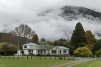 Rainforest Motel Hotels near West Coast Glacier