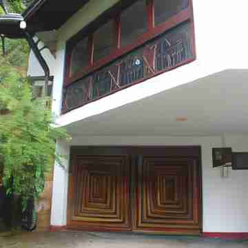 Lazy Bear Best Hostel in Kandy Hotel Exterior