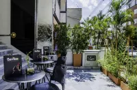 Hotel Laureles Plaza Отели рядом с достопримечательностью «AKT SANCRISTOBAL»