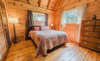 Hunter's Hideaway 2 Bedroom Cabin by RedAwning