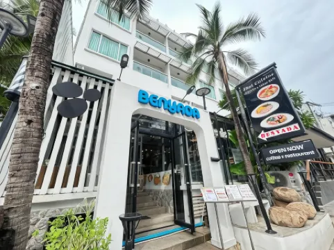 Benyada Lodge - Surin Beach Отели рядом с достопримечательностью «Пляж Сурин»