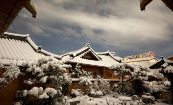 9. Hanok Hy..